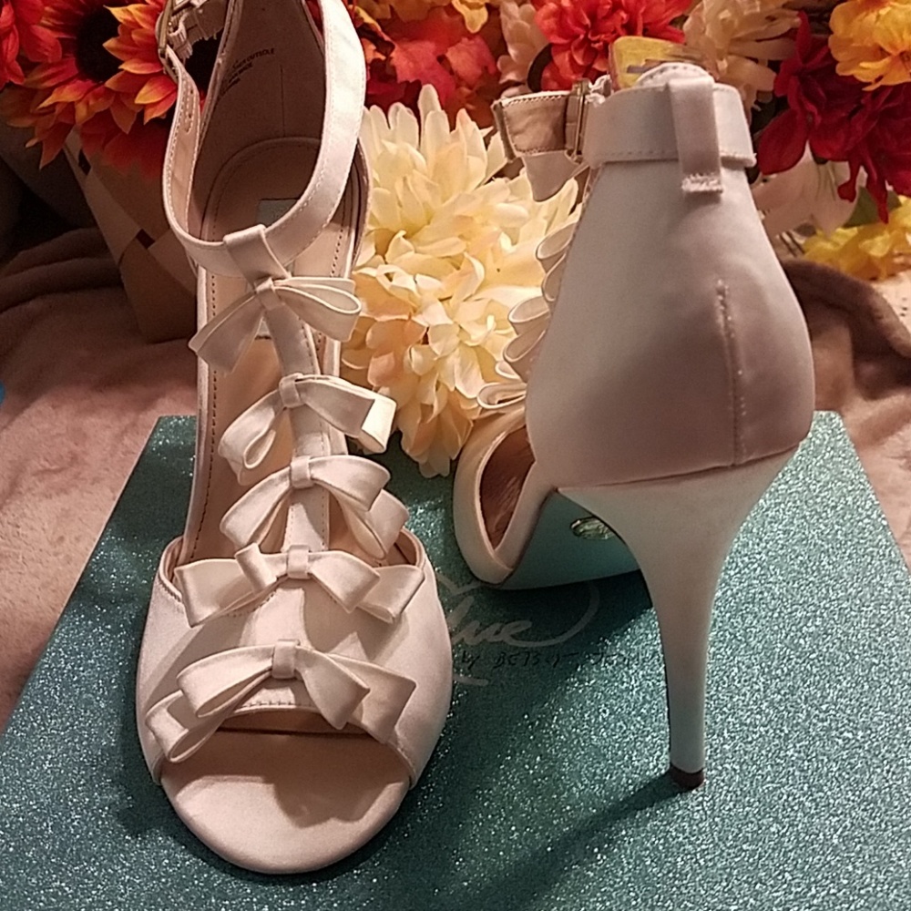 Blue by Betsy Johnson ivory stiletto heel